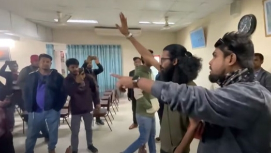 রাজশাহীতে সাংবাদিকদের হুমকির ঘটনায় দুই নেতাকে বরখাস্ত