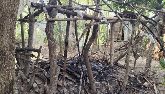 ইন্দুরকানিতে জমিজমা বিরোধে প্রতিপক্ষের পরিত্যক্ত গোয়ালঘরে আগুন