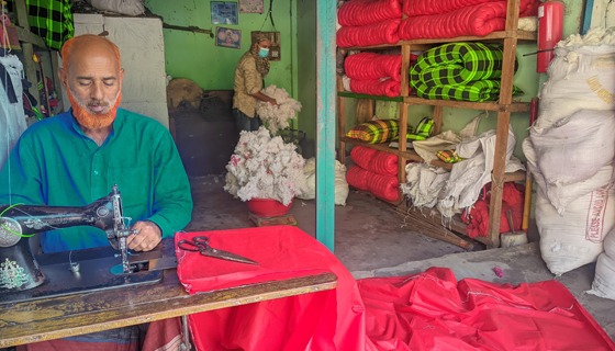 বীরগঞ্জে আগাম শীতে লেপ-তোষক বানাতে ব্যস্ত কারিগররা