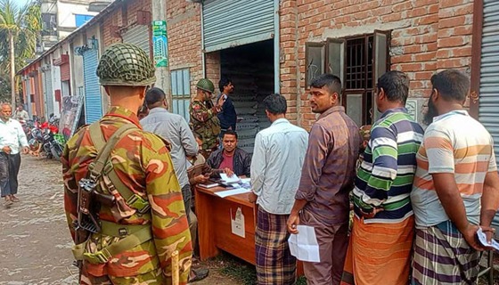 ঝিনাইদহে সেনা অভিযানে গোপন গুদাম থেকে বিপুল পরিমাণ সার উদ্ধার