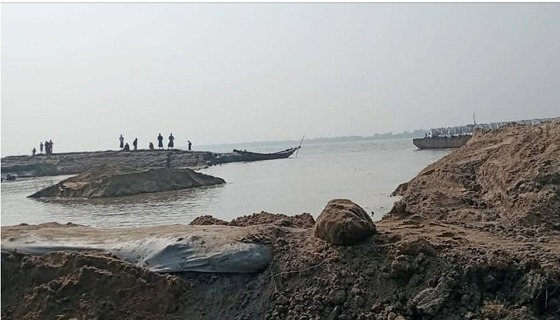 কয়রার মাটিয়াভাঙ্গার বেড়িবাঁধে ভয়াবহ ভাঙ্গন আতংকিত এলাকাবসি