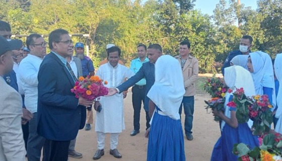 লংগদুতে বিদ্যালয় পরিদর্শনে পার্বত্য সচিব