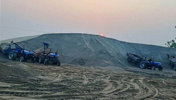 চিলমারীতে ব্রহ্মপুত্র নদ থেকে বালু উত্তোলনের মহোৎসব