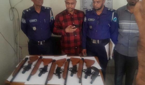 কবরস্থান থেকে বন্দুক ও পাইপগান উদ্ধার