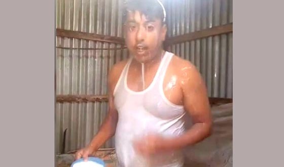 দুধ দিয়ে গোসল করে যুবদল নেতার রাজনীতিকে বিদায়