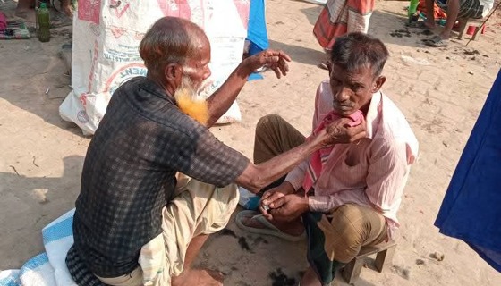 কালের বিবর্তনে হারিয়ে যাচ্ছে ভ্রাম্যমাণ নরসুন্দর