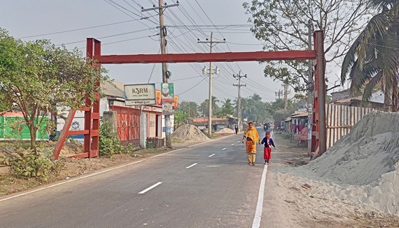 খুলনায় সড়ক রক্ষায় এলজিইডির লোহার বার খুলে ফেলেছে বালি ব্যবসায়ীরা