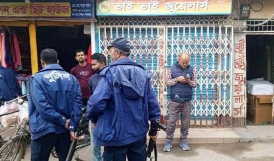 পুলিশ পরিচয় দিয়ে স্বর্ণের দোকানে ডাকাতি
