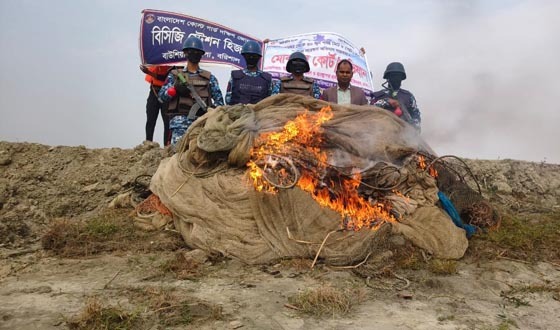 নিষিদ্ধ বেহুন্দী জাল জব্দ করে পুড়িয়ে বিনষ্ট