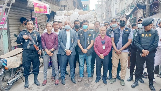 রাজধানীর চকবাজারে বিপুল পরিমাণ নিষিদ্ধ পলিথিন জব্দসহ সীলগালা