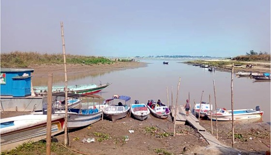 চরভদ্রাসন পদ্মার ঘাটে নাব্যতা সংকটে লঞ্চ চলাচল বন্ধ