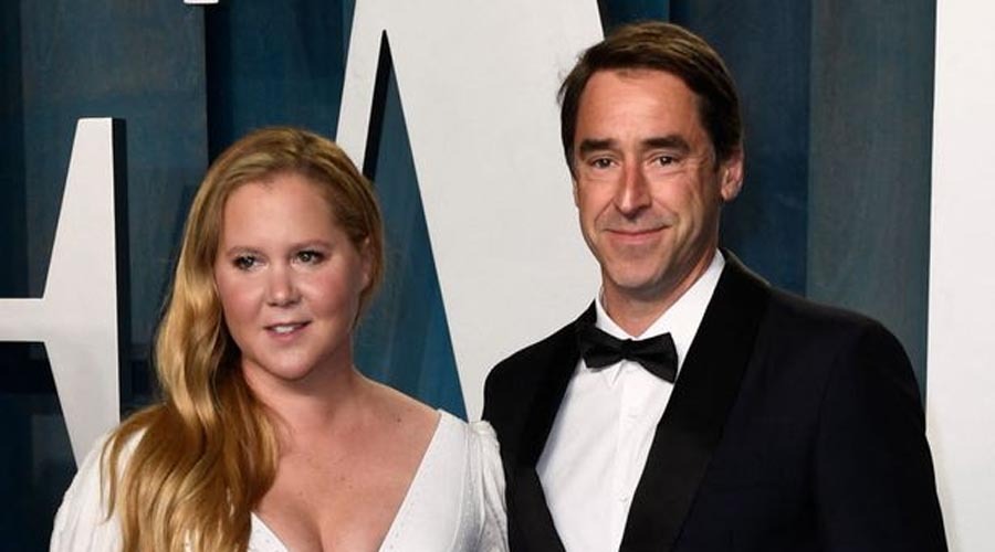 হলিউডে আরও এক বিচ্ছেদ, সাত বছরের সংসারের ইতি টানলেন অ্যামি শুমার