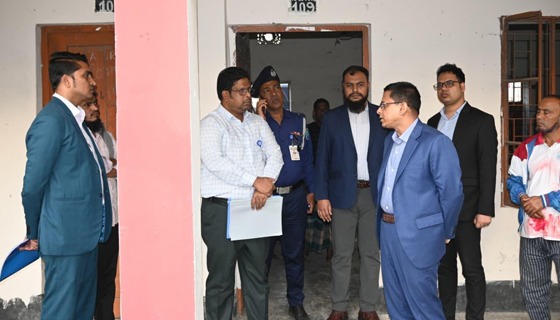 আড়াইহাজারের নির্বাচনী কেন্দ্র পরিদর্শন ডিসির, প্রস্তুতিতে সন্তোষ