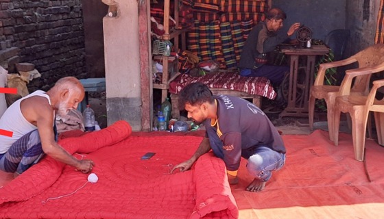 বগুড়া শেরপুরে কর্মব্যস্ততা বেড়েছে লেপতোষক কারিগরদের