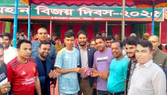 কয়রায় বিজয় দিবস উপলক্ষে প্রীতি ফুটবল খেলায় প্রশাসন বিজয়ী