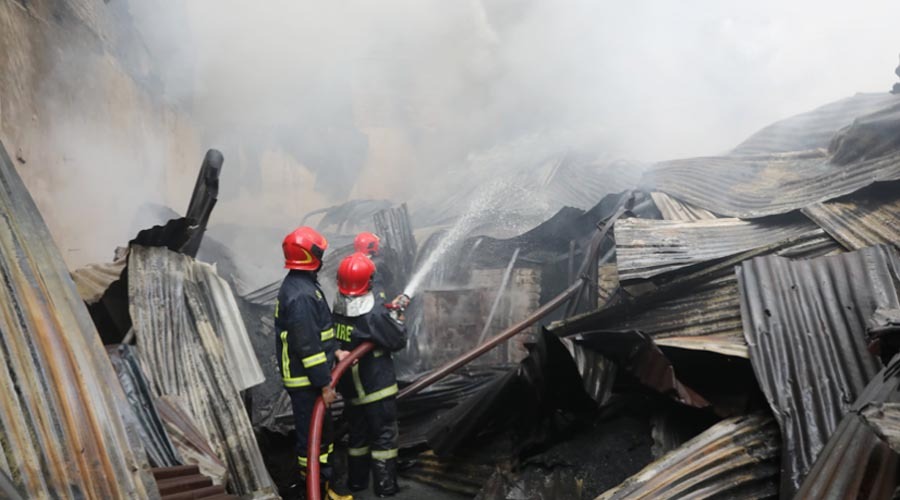 লালবাগে প্লাস্টিক কারখানার আগুন, আড়াই ঘণ্টার চেষ্টায় নিয়ন্ত্রণে