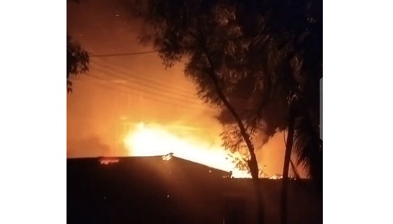 তানোরে অগ্নিকাণ্ডে নারী দগ্ধ, গবাদি পশুসহ পুরো বাড়ি পুড়ে ছাই