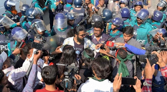 রাজশাহীতে সহকারী ভারতীয় হাইকমিশন অভিমুখে মিছিলে পুলিশের বাধা