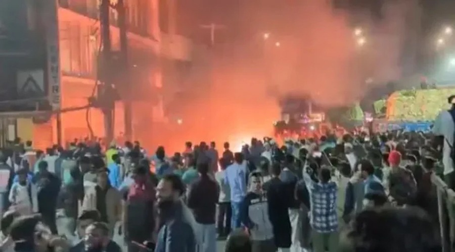 ডেইলি স্টার অফিসে হামলা-ভাংচুর করে অগ্নিসংযোগ