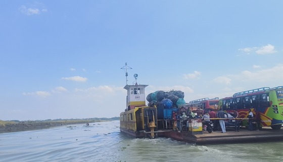 নদীর নাব্যতা সংকটে মীরগঞ্জ-মুলাদী, ফেরি চলাচল হুমকিতে