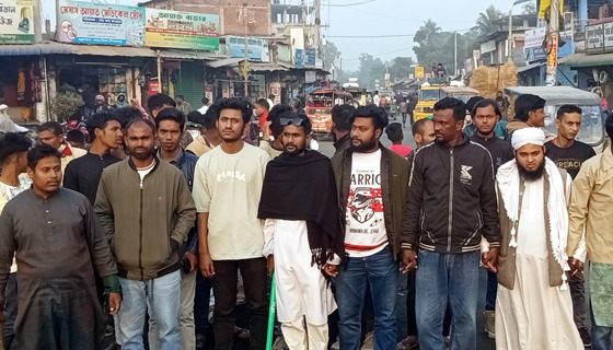 হাদীর খুনীদের গ্রেফতার ও জুলাই যোদ্ধাদের নিরাপত্তা নিশ্চিত করার দাবিতে অবরোধ ও বিক্ষোভ