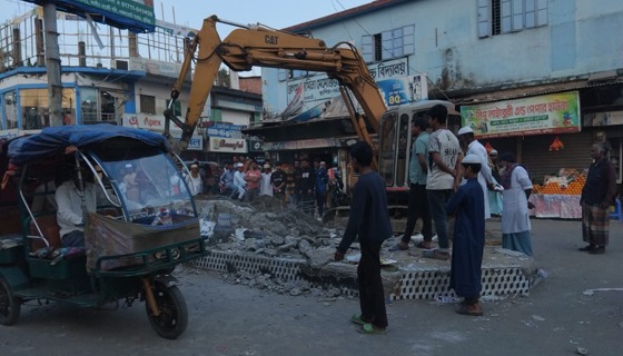 হাদি হত্যার প্রতিবাদে নাঙ্গলকোটে বিক্ষোভ সমাবেশ, নৌকার ম্যুরাল ভাংচুর