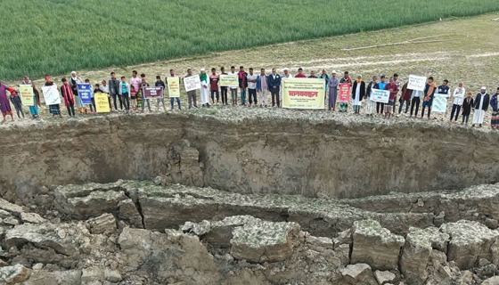 দৌলতপুরে পদ্মার ভাঙন রোধে স্থায়ী বাঁধ নির্মাণের দাবিতে মানববন্ধন