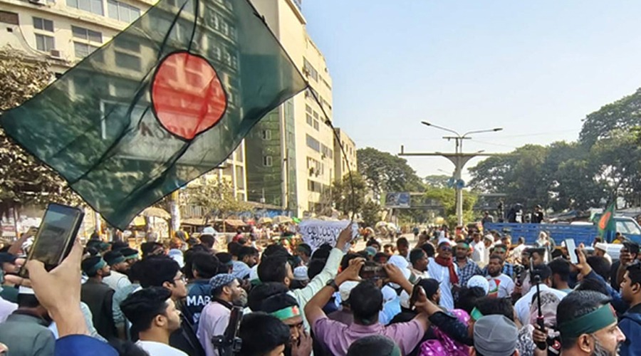 হাদি হত্যার প্রতিবাদে ছাত্র-জনতার শাহবাগ অবরোধ