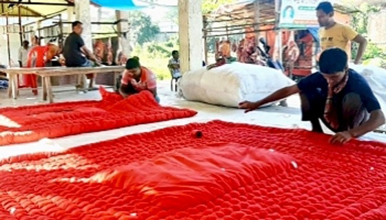 পাহাড়ে জেকে বসেছে শীত; চাহিদা বেড়েছে লেপ-তোশকের