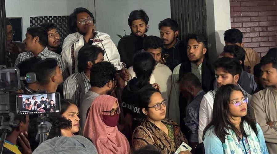 ঢাবির দুই হলের নাম পরিবর্তনের দাবিতে ভিসি কার্যালয় ঘেরাও