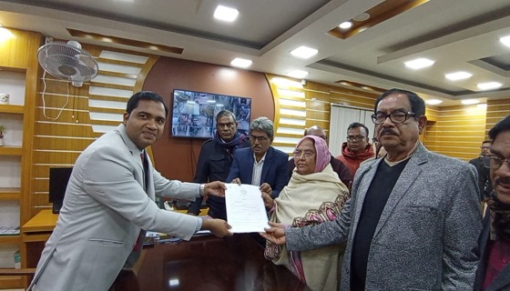 মেয়ের পক্ষে মনোনয়ন ফরম সংগ্রহ করলেন মা