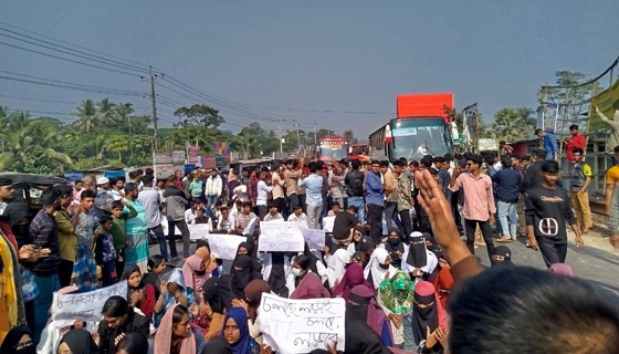৮ দফা দাবিতে ঢাকা-বরিশাল মহাসড়ক অবরোধ