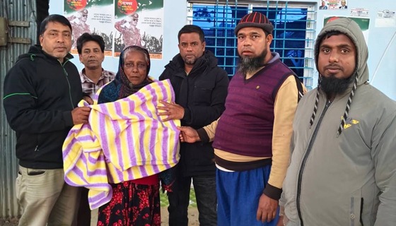 তানোরে অসহায় দুস্থ ও ছিন্নমূল মানুষের মধ্যে শীতবস্ত্র কম্বল বিতরণ