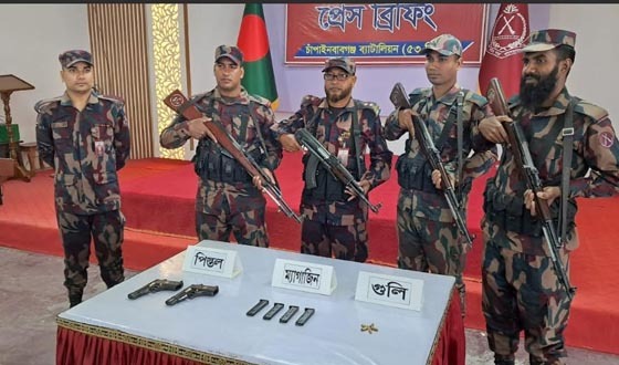 চাঁপাইনবাবগঞ্জে আবারও অস্ত্রের চালান জব্দ