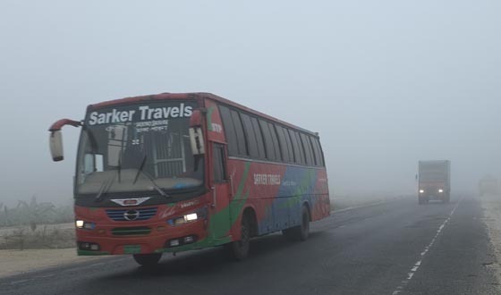 টাঙ্গাইলে ঘন কুয়াশায় জনজীবন বিপর্যস্ত: হেডলাইট জ্বালিয়ে যান চলাচল