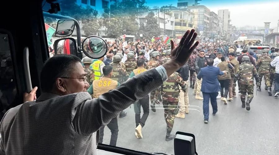 সংবর্ধনা মঞ্চের পথে তারেক রহমান, পথে পথে জনতার অভিবাদন