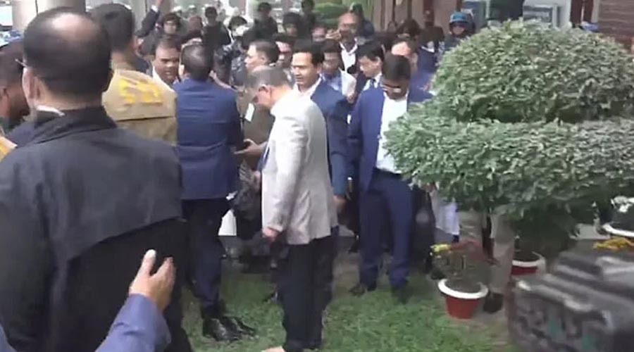 খালি পায়ে দেশের মাটি স্পর্শ করলেন তারেক রহমান, নেতাকর্মীদের চোখে পানি