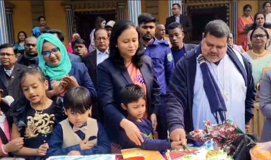 বড়াইগ্রামে উৎসব মুখর পরিবেশে বড়দিন উদযাপন