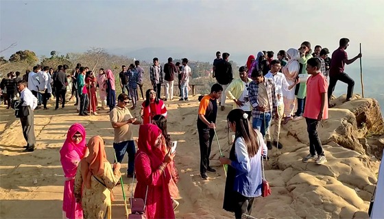 সাজেক ভ্যালিতে পর্যটকের ঢল, কক্ষ না পেয়ে ঘরে ফিরছেন অনেকে