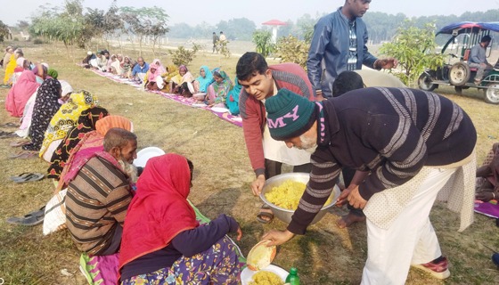 ধামইরহাটে মানবসেবা সংগঠনের ভিক্ষুকদের নিয়ে ব্যতিক্রমী বনভোজন
