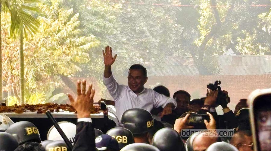 হাদির কবর জিয়ারত শেষে নির্বাচন ভবনের পথে তারেক রহমান