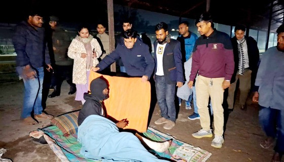 সৈয়দপুরে শীতবস্ত্র নিয়ে ছিন্নমুল মানুষের পাশে জেলা প্রশাসক