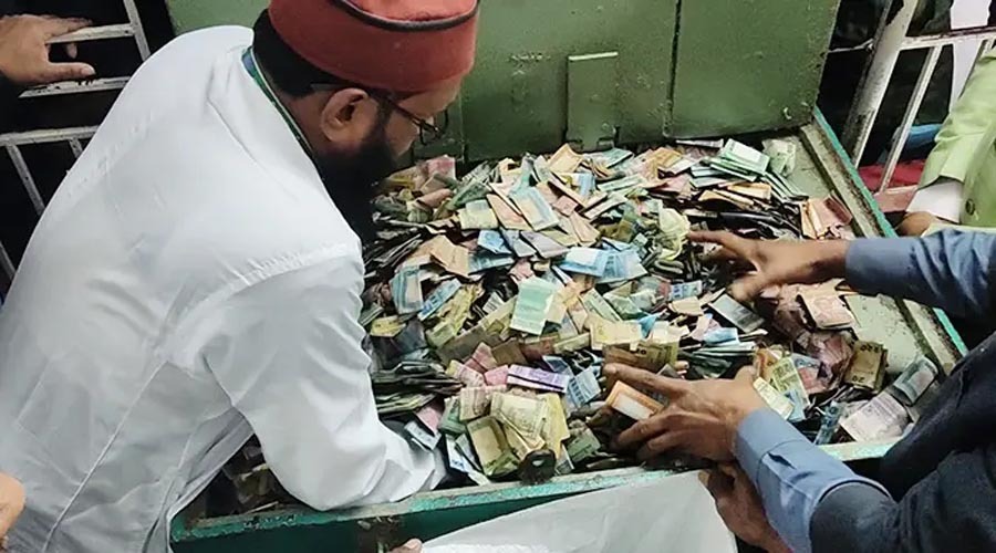 তিন মাস ২৭ দিন পর পাগলা মসজিদের দানবাক্সে মিলল রেকর্ড ৩৫ বস্তা টাকা