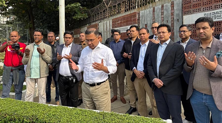 ভাইয়ের কবর ও শহীদ সেনাদের কবর জিয়ারত করলেন তারেক রহমান