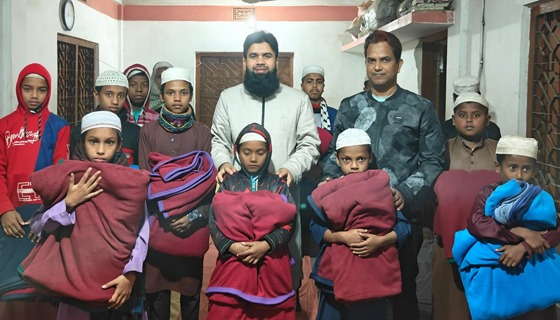 ফুলবাড়ীয়ায় রাতে অসহায়দের কম্বল দিলেন ইউএনও