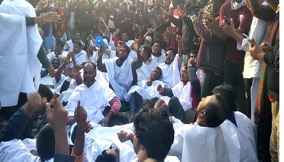 বাজিতপুরে কাফনের কাপড় পড়ে রাস্তায় ও সন্ধ্যায় মশাল মিছিল