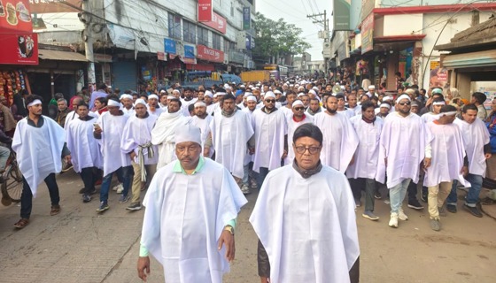 মণিরামপুরে ইকবাল হোসেনকে পুনর্বহালের দাবিতে কাফন পরিধান করে বিক্ষোভ সমাবেশ