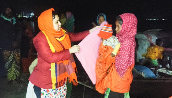 বাবুগঞ্জে বেদের সম্প্রদায়ের মাঝে ইউএনও'র শীতবস্ত্র বিতরণ