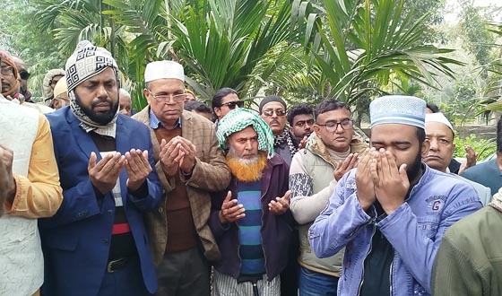 সাবেক এমপির কবর জিয়ারত করলেন বিএনপির প্রার্থী ড. ফরহাদসহ নেতাকর্মীরা