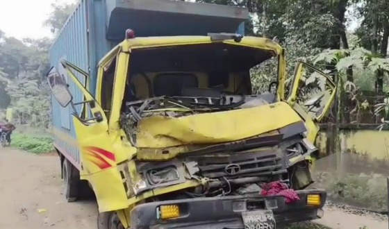 বড়াইগ্রামে দাঁড়িয়ে থাকা ট্রাকে কাভার্ড ভ্যানের ধাক্ক্লায় চালকসহ নিহত ২